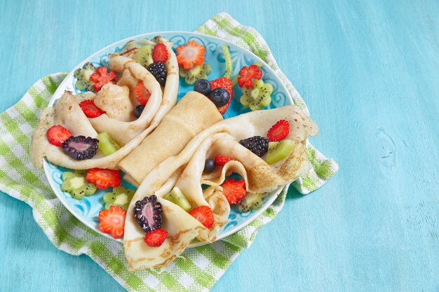 Divertenti crepes a forma di farfalla con frutti di bosco per bambini