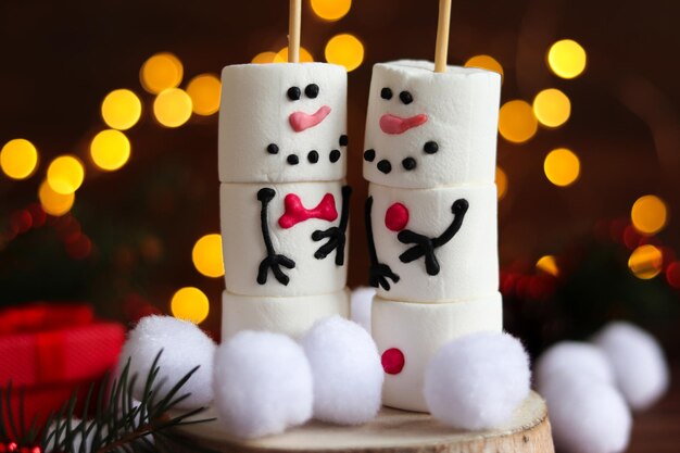 Divertenti pupazzi di neve marshmallow contro le decorazioni festive di Natale Biglietto di auguri di Natale o Capodanno