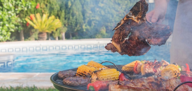 Divertimento estivo. Barbecue per la cena estiva in famiglia nel cortile di casa.