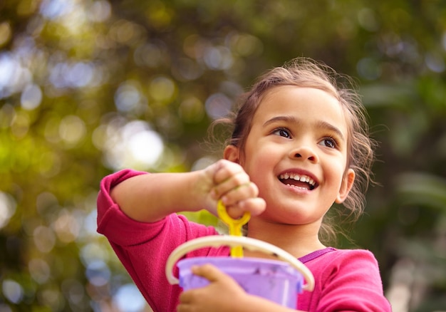 Divertimento estivo Inquadratura di una bambina che gioca fuori nel fango