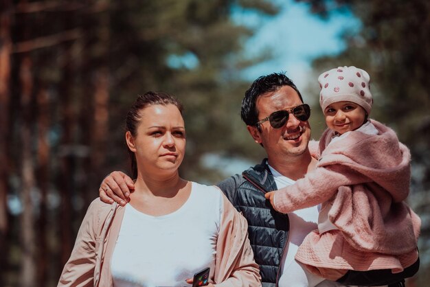 Divertimento in famiglia nel parco. Famiglia felice che trascorre del tempo nel parco e gioca con la figlia.