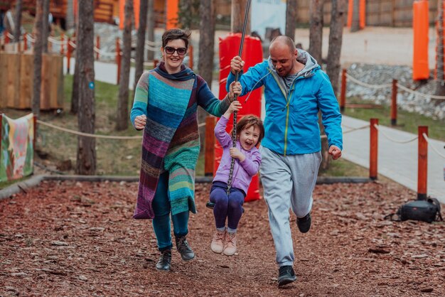 Divertimento in famiglia nel parco. Famiglia felice che trascorre del tempo nel parco e gioca con la figlia.