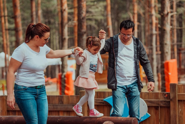 Divertimento in famiglia nel parco. Famiglia felice che trascorre del tempo nel parco e gioca con la figlia.