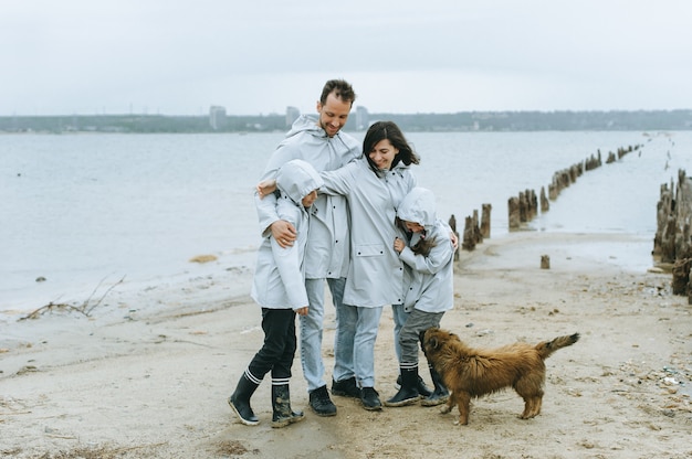 divertimento in famiglia vicino al mare con un cane