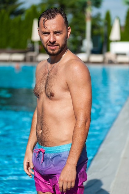 Divertimento in famiglia vicino alla piscina estiva