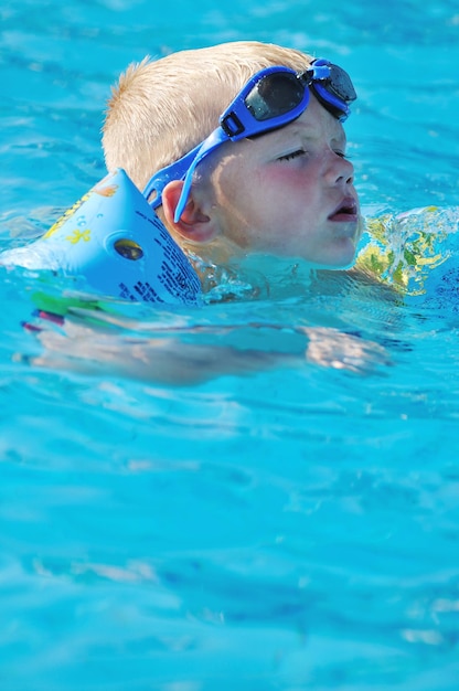 divertimento in piscina