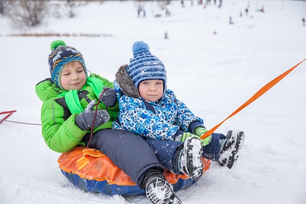 Divertimento invernale, neve, slittino in inverno