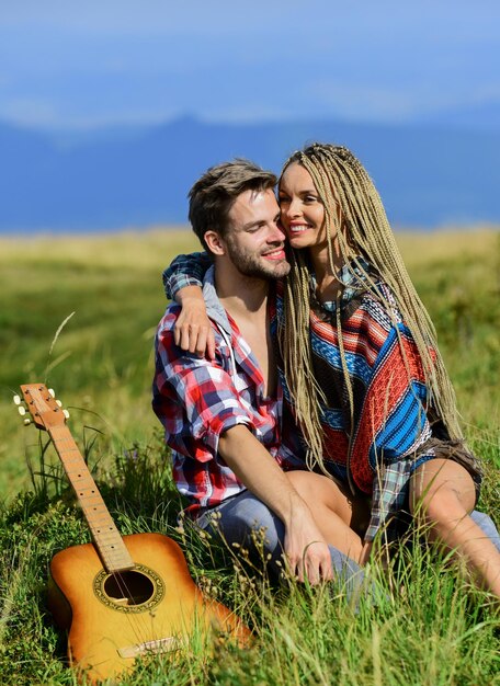 Divertirsi a vicenda Escursione in famiglia Fidanzato e fidanzata con la chitarra in montagna Escursione estiva Sensazioni mozzafiato Escursionismo romanticismo Coppia felice coccole natura sfondo Escursione romantica