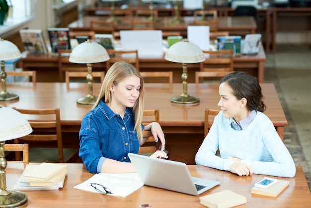 Divertirsi con gli amici nella biblioteca universitaria