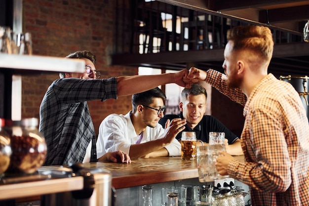 Divertirsi durante il fine settimana Persone in abiti casual seduti al pub