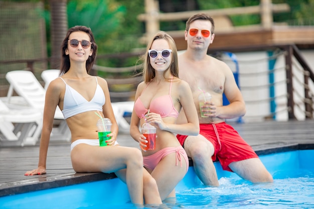 Divertirsi e gustare cocktail con i migliori amici. Belle ragazze e ragazzo che trascorrono le loro vacanze estive e le vacanze.