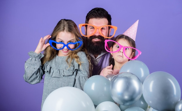 Divertirsi Famiglia di padre e figlie che indossano occhiali da festa Padre e figlia che si divertono a festeggiare Famiglia felice che celebra la festa di compleanno Festa di famiglia Avere una festa in famiglia