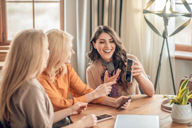 Divertirsi. Gruppo di donne che trascorrono del tempo insieme e si sentono eccitate