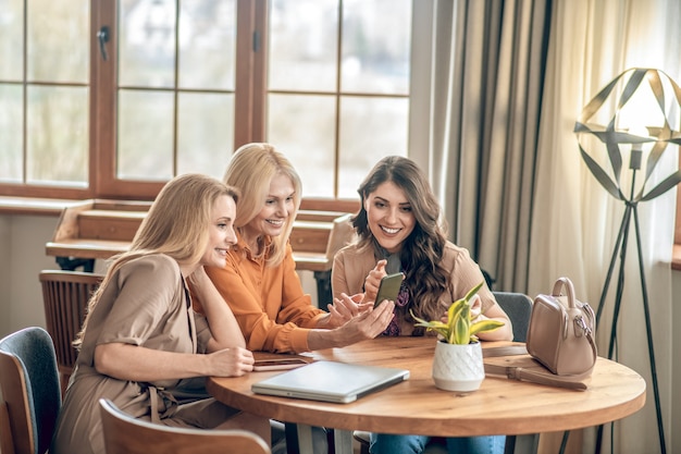 Divertirsi. Gruppo di donne che trascorrono del tempo insieme e si sentono eccitate