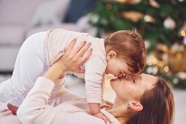 Divertirsi La mamma con la sua piccola figlia è in casa insieme a casa