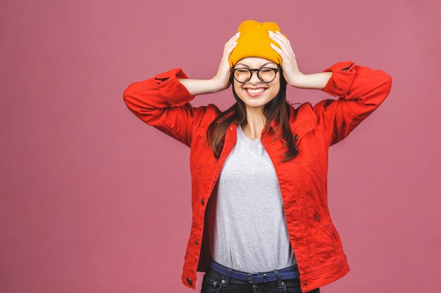 Divertirsi! Ritratto di donna felice giovane hipster in cappello giallo e camicia rossa
