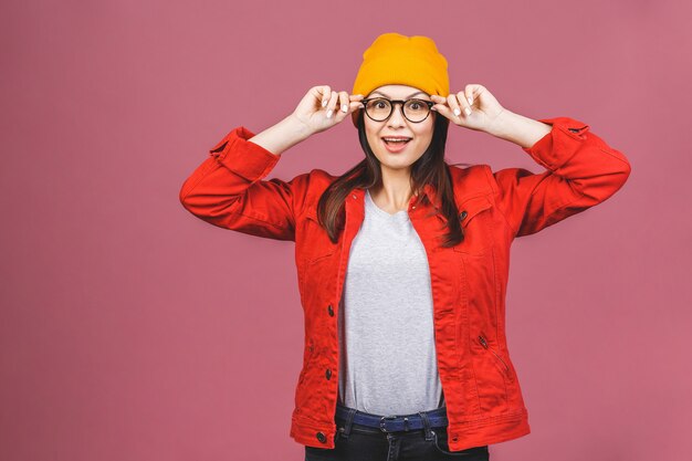 Divertirsi! Ritratto di donna felice giovane hipster in cappello giallo e camicia rossa