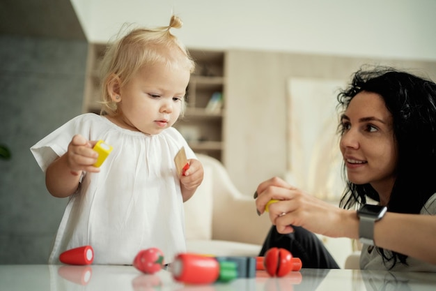 divertiti a giocare ai giochi dei bambini in un nuovo elegante appartamento in soggiorno