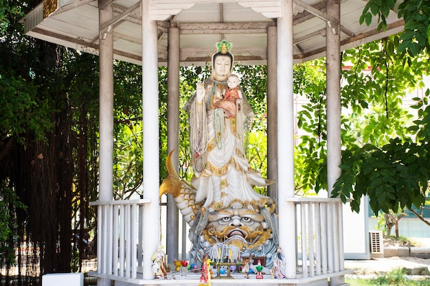 Divinità antica Quan Yin o Kuan Yin statua della dea cinese nell'antico piccolo santuario per i viaggiatori tailandesi che viaggiano visitano e rispettano pregando benedizione mito santo nella città di Pak Kret a Nonthaburi Thailandia