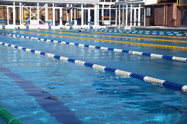 Divisori di percorsi nella grande piscina all'aperto