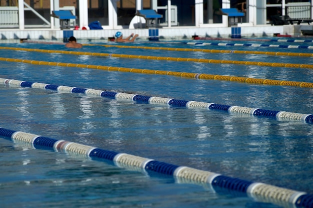 Divisori di percorsi nella grande piscina all'aperto