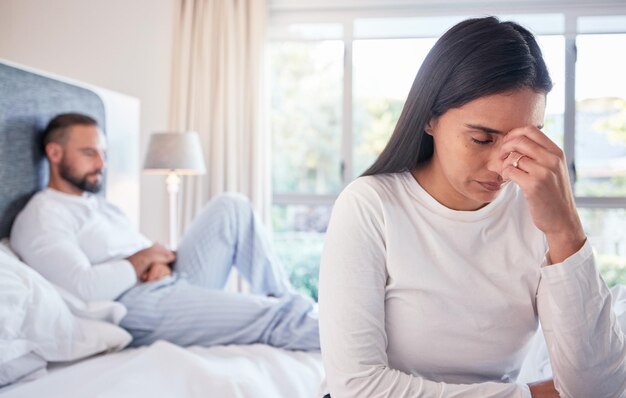 Divorzio di coppia o litigio in camera da letto Argomento di conflitto o disaccordo nella relazione tossica a casa Donna frustrata in un matrimonio infelice che tradisce l'uomo o infertilità a letto dopo la rottura al chiuso