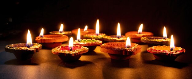 Diwali Deepavali Festival indù delle luci Lampada Diya accesa in primo piano nero