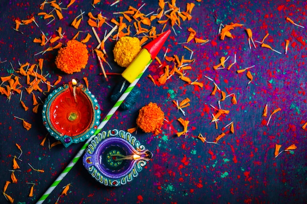 Diwali Diya con Fire Crackers su rangoli