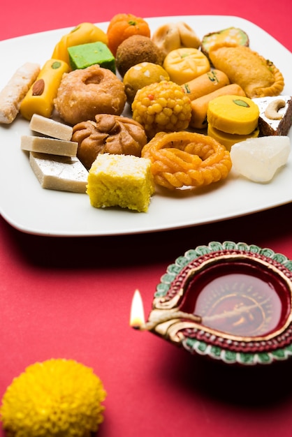 Diwali Diya, Dolci O Mithai e Scatole regalo disposte su sfondo decorativo. Messa a fuoco selettiva