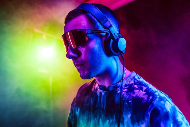 DJ di club che suona musica a una festa indossando occhiali da sole