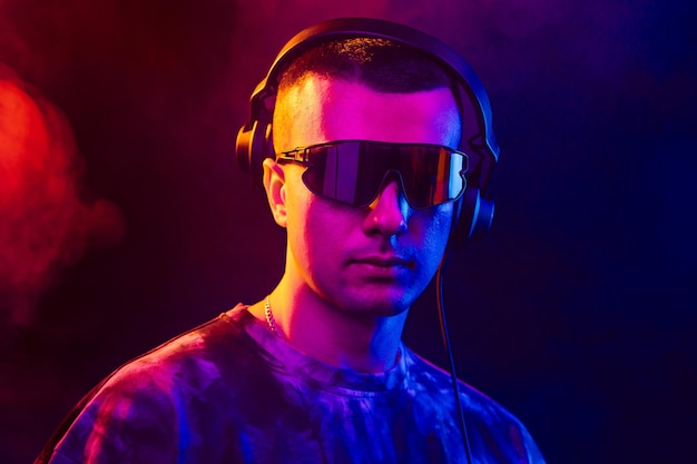 DJ di club che suona musica a una festa indossando occhiali da sole