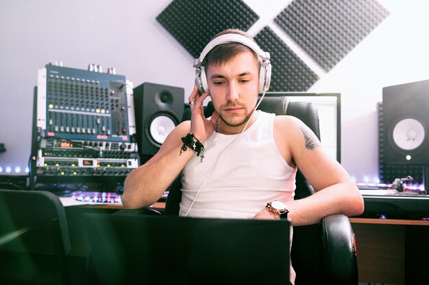 DJ in cuffia in studio di registrazione del suono