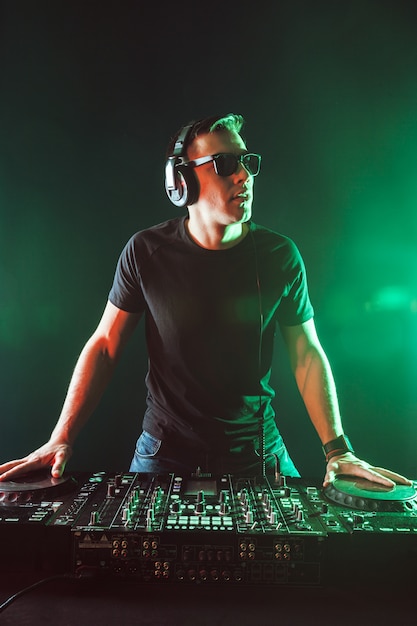 DJ mescolando musica sul mixer al buio