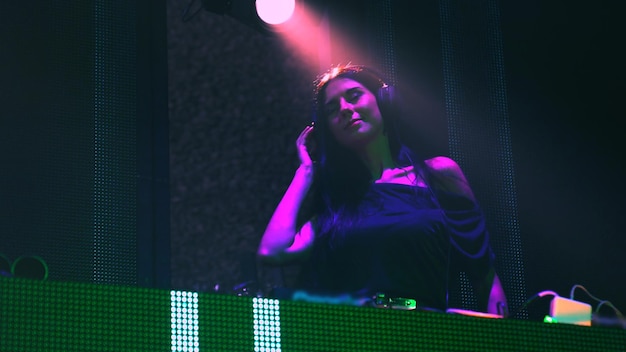 DJ sul palco in discoteca che mescola musica techno