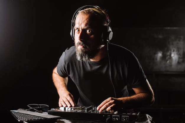 DJ suona su un mixer nel club su sfondo nero