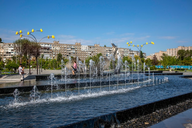 Dnepr, Ucraina - 26 agosto 2020: Fontana in un nuovo parco ricreativo sull'argine della città