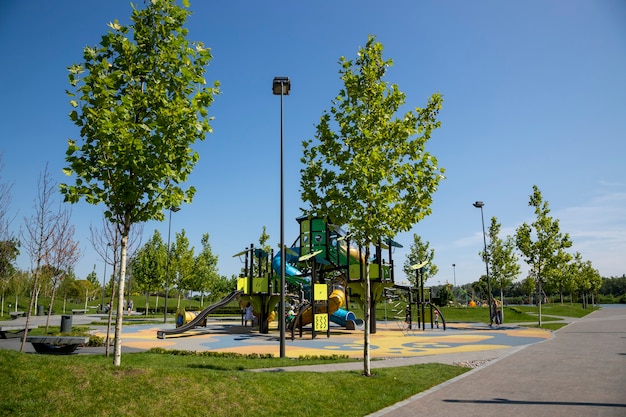 Dnepr, Ucraina - 26 agosto 2020: Vista del parco giochi per bambini nel nuovo parco sull'argine della città