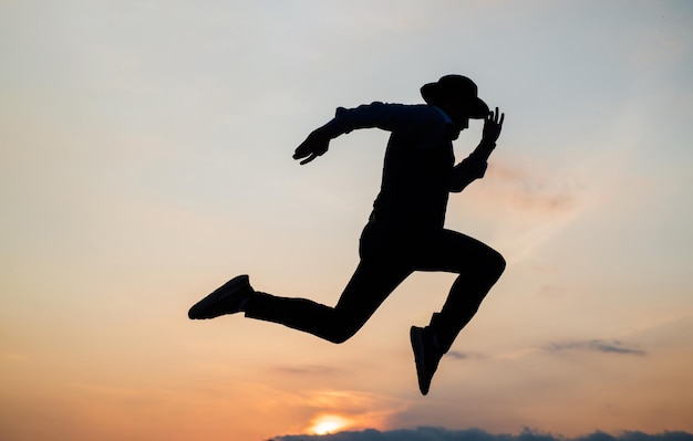 Do or Die raggiungimento personale obiettivo uomo silhouette salto sullo sfondo del cielo uomo d'affari fiducioso in esecuzione motivazione quotidiana godersi la vita e la natura successo aziendale libertà