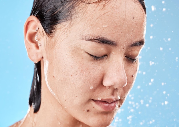 Doccia donna e acqua per il benessere salute e igiene per la cura del corpo bagnata e su sfondo blu studio Gocce sane donne o ragazze che si lavano pulite o si puliscono il bagno per pulire o rilassarsi