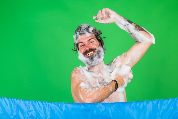 Doccia. Uomo in bagno. Bagno. Cura dei capelli. Lavaggio del corpo. L'uomo barbuto fa una doccia. Cura dei capelli.