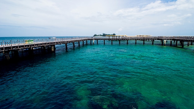 Dock in legno o molo di legno in spiaggia tropicale