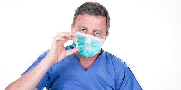 Doctor man maschera chirurgica protettiva Coronavirus 2019-nCoV siringa in mano vaccino virus Corona