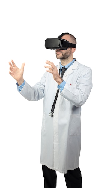 Doctor usa gli occhiali per la realtà virtuale per simulare un'operazione.