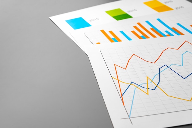 Documenti di analisi del grafico commerciale su sfondo grigio