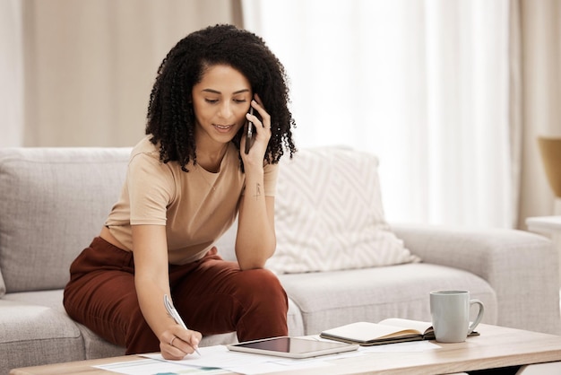 Documenti di telefonata e scrittura con una donna libera professionista che lavora a distanza da casa per la sua attività di avvio Comunicazione caffè e tecnologia con un'imprenditrice al lavoro in salotto