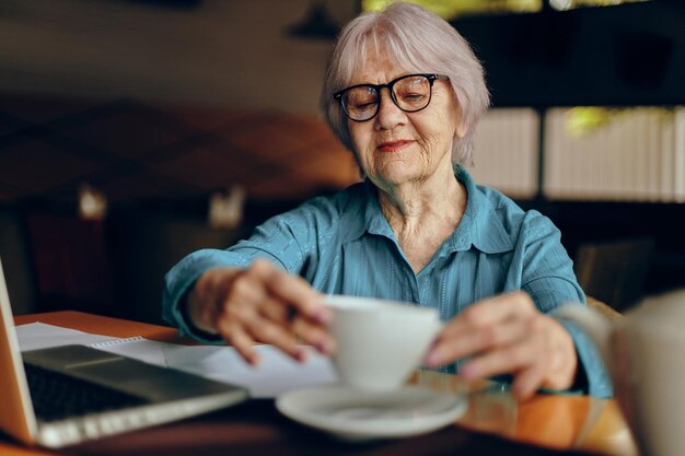 Documenti donna senior foglio di carta e penna Social network inalterati