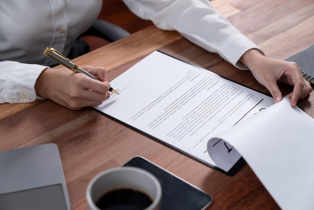 Documento del contratto di firma della mano del primo piano con la penna Entusiasta