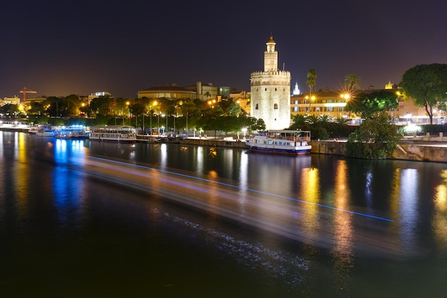 Dodecagonale torre di avvistamento militare Golden Tower o Torre del Oro di notte Siviglia Andalusia Spagna