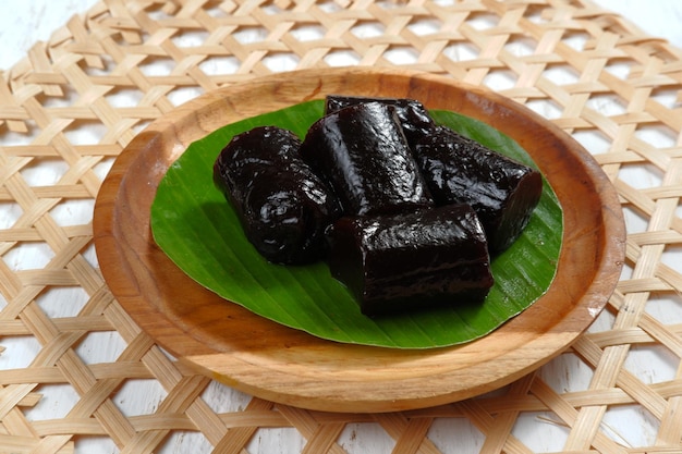 Dodol, è uno spuntino dolce indonesiano, a base di farina di riso glutinoso, latte di cocco e zucchero