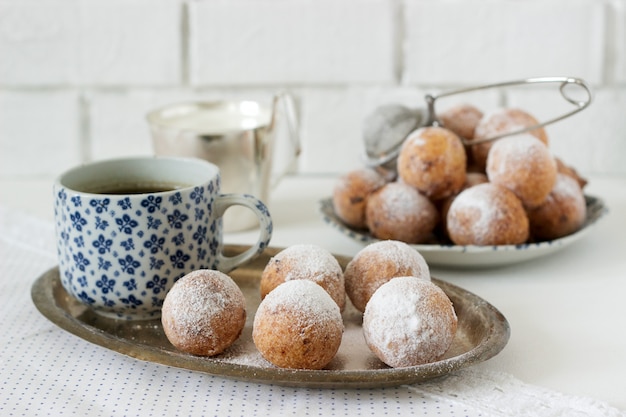 Doghnut alla vaniglia con caffè. Stile rustico.